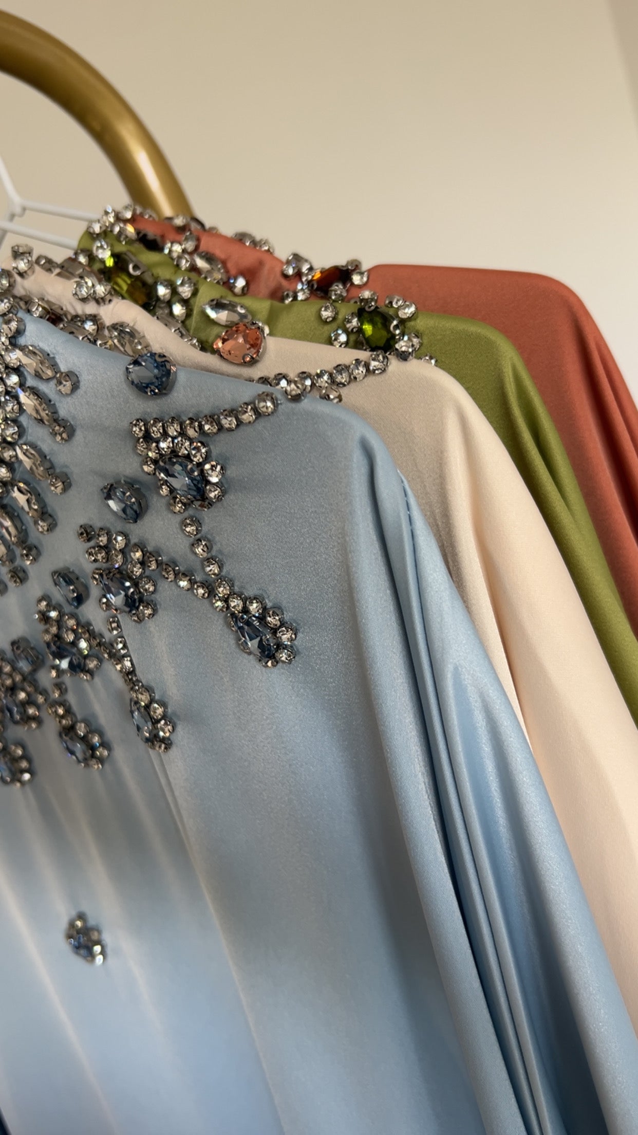 ABAYA LUXE COL GARNI