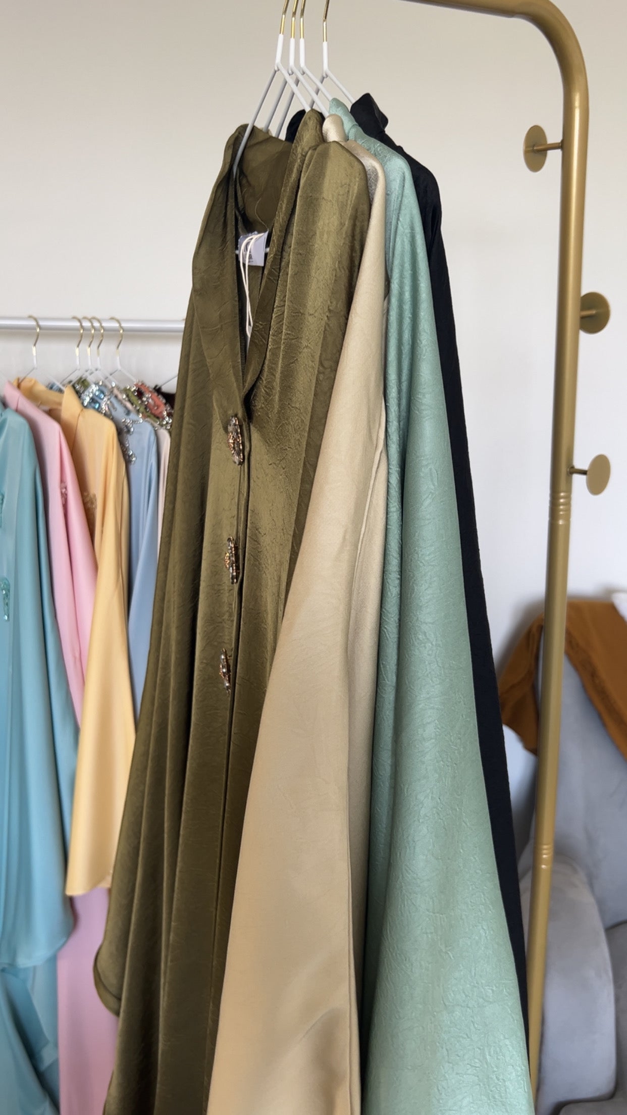 ABAYA PAPILLON AVEC BOUTON DORÉE